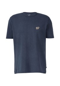 Marineblauwe katoenen T-shirt met korte mouwen, ronde hals en een klein bedrukt "BEAT the HEAT" logo in goud op de linker borst.