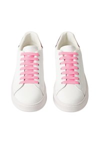 Sneakers bianche con lacci rosa, materiale in pelle liscia, design a punta rotonda, stile minimalista, marchio discreto sul tallone.