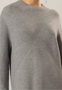 Apart Robe pull - mottled grey