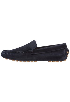 Mocassin de conduite en daim bleu marine avec semelle en caoutchouc à picots et coutures mocassin le long de l\'avant-pied et des côtés.