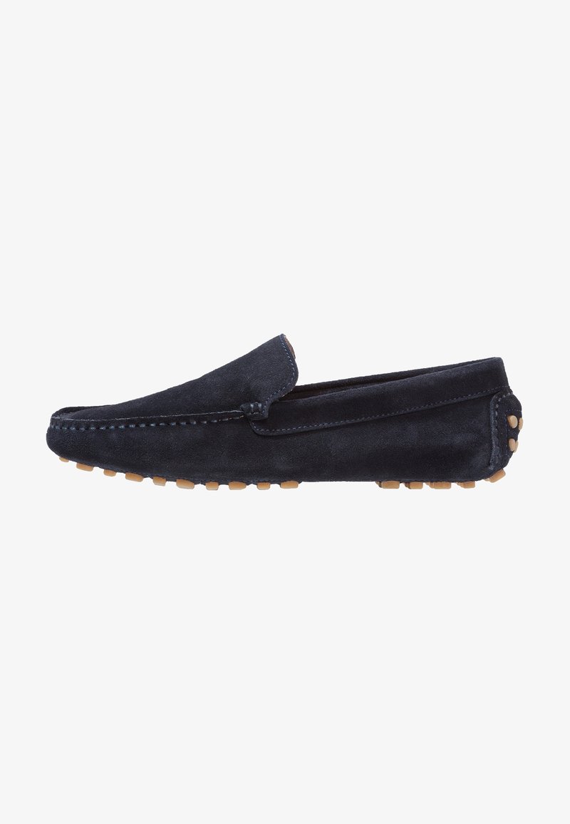 Mocassin de conduite en daim bleu marine avec semelle en caoutchouc à picots et coutures mocassin le long de l\'avant-pied et des côtés.