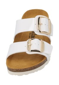 Witte patenten slide sandaal met twee verstelbare gespen, bruine suede binnenzool en een textuur kurken middenzool. Plat ontwerp met een gevoerde voetbed.