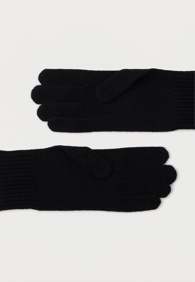 Czarne, dziane rękawiczki z prążkowanym mankietem, posiadające pięć palców i gładką fakturę. Prosty design, idealne do użytku w zimnych warunkach.