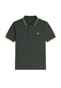 Donkergroene polo met een gele gestreepte kraag en mouwen, twee-knopsluiting en een klein geborduurd embleem op de borst. Van katoen.