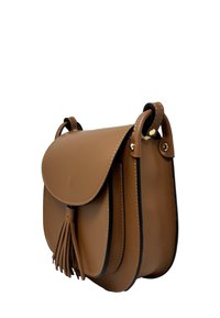 Borsa a tracolla in pelle marrone con patta arrotondata, bordi cuciti, doppie scomparti, dettaglio con nappina e finiture in metallo dorato.