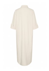 Abito button-up fino al ginocchio in morbido tessuto beige. Presenta un colletto, maniche arrotolabili e una linea dritta per una vestibilità comoda.