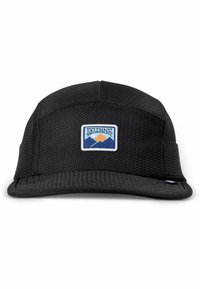 Svart, pustende caps med en textured overflate. Har et rektangulært merke med fjellmotiv i blått og oransje. Flat brim-design.