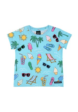 Hellblaues Kinderhemd mit bunten Sommer-Ikonen, darunter Palmen, Sonnenbrillen, Eis, Flip-Flops, Getränke und Strandstühle.