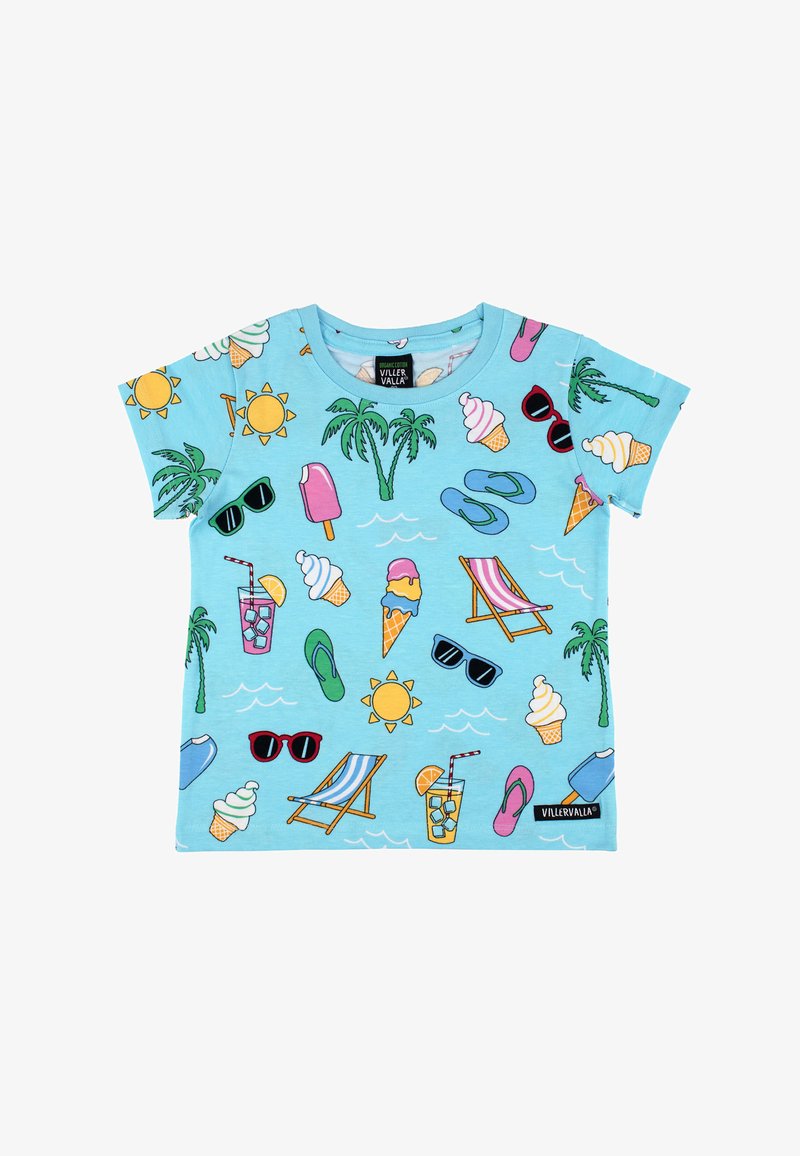 Chemise enfant bleu clair avec des icônes d'été colorées comprenant palmiers, lunettes de soleil, glace, tongs, boissons et chaises de plage.