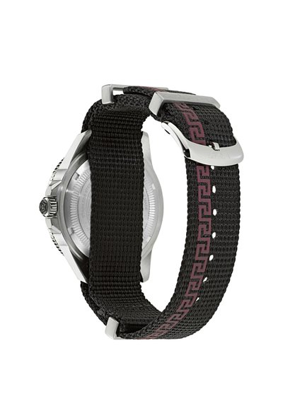Montre en acier inoxydable avec un bracelet en nylon tissé noir présentant un motif géométrique rouge et une boucle argentée, vue de dos.