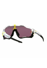Occhiali da sole sportivi con montatura trasparente, lenti viola, dettagli in gomma nera e un particolare giallo al centro del ponte.