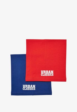 Zwei T-Shirts aus roter und blauer Baumwolle, mit "URBAN CLASSICS" in fetter weißer Schrift am unteren Rand. Glatte Textur, einfaches Design.