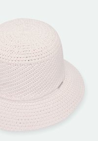 Helles rosa Bucket Hat aus gewebtem Material mit strukturierter Oberfläche. Verfügt über einen leicht gebogenen Schirm und ein kleines Logo-Detail an der Seite.