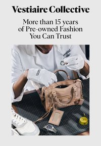 Personne en gants blancs inspectant un sac à main beige avec une loupe sur une table avec des chaussures, une montre-bracelet et un ruban à mesurer à proximité.