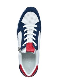 Marineblau und weiße Sneaker aus Wildleder und Mesh-Materialien, ausgestattet mit weißen Schnürsenkeln, roten Akzenten und einem seitlichen Reißverschluss für einfaches An- und Ausziehen.