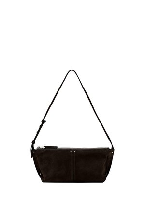 Sac à bandoulière en suède noir avec fermeture éclair argentée et sangle réglable, forme rectangulaire avec détails subtils en rivets métalliques.