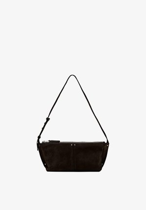 Czarna zamszowa torebka na ramię z srebrnym zamkiem błyskawicznym i regulowanym paskiem, w kształcie prostokąta z subtelnymi metalowymi nitami.