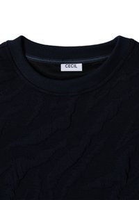 Maglione blu navy con un design testurizzato e un colletto a coste. L'etichetta riporta "CECIL". Il tessuto appare morbido e leggermente sgualcito.