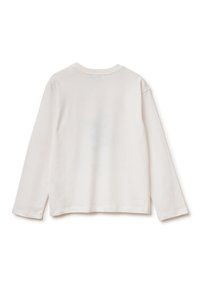 Bílá dlouhá tričko s dlouhým rukávem, vyrobené z měkké bavlněné látky, má kulatý výstřih, boční rozparky a volný střih.