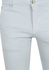 Lichtblauwe denim jeans met een gladde textuur, rits en knoopsluiting. Bevat voorzakken en subtiele stikseldetails.