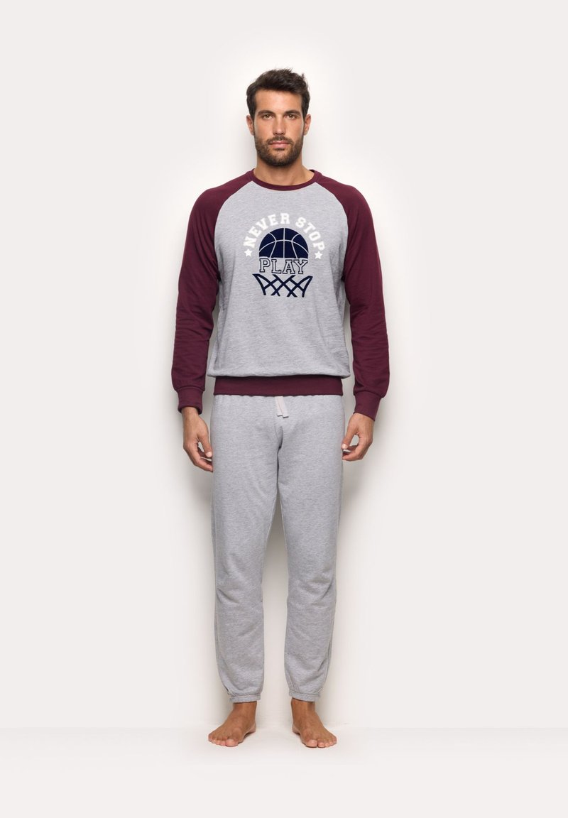 Sweat-shirt gris avec manches bordeaux, comportant le texte "NEVER STOP PLAY" et un graphique de basketball. Associé à un pantalon de survêtement gris avec des poignets élastiques.