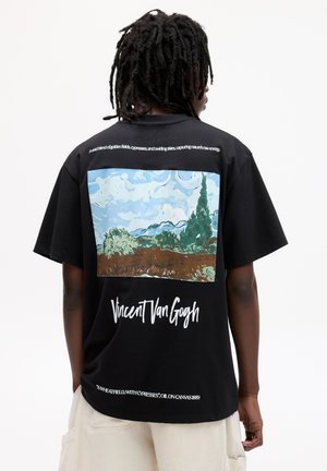 PULL&BEAR VAN GOGH A WHEATFIELD WITH CYPRESSES - T-shirt con stampa - black