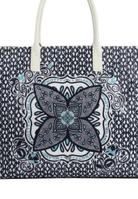Borsa tote in tela con un motivo floreale in grigio e blu su sfondo bianco, con manici color crema e una forma strutturata.
