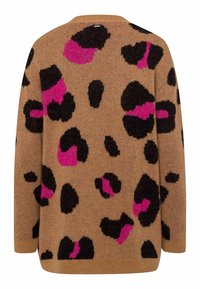 Stickad tröja i brunt med stora svarta och rosa leopardfläckar, med en avslappnad passform och långa ärmar. Mjuk textur, rund halsdesign.