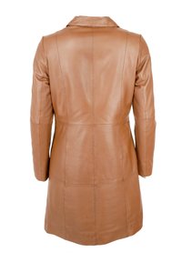 Brauner Ledercoat mit taillierter Silhouette, langen Ärmeln und einem eingekerbten Kragen. Verfügt über sichtbare Nahtdetails und eine glatte, glänzende Textur.