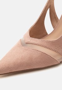 Σαμπό από σουέντ σε ροζ απόχρωση με μυτερή μύτη, λεπτομέρεια από διχτυωτό υλικό πάνω και χαμηλή πλαϊνή κοπή.