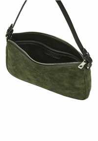 Zielona zamszowa torebka na ramię z czarnym regulowanym paskiem, srebrnym zamkiem błyskawicznym i widoczną kieszenią wewnętrzną.