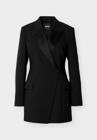 Μαύρο ραμμένο φόρεμα-σακάκι με σατέν πέτο, μακριά μανίκια, μπροστινές τσέπες με καπάκι και κλείσιμο με ένα κουμπί, παρουσιασμένο σε απλό φόντο.