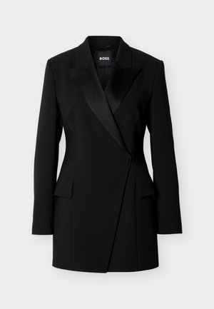 Μαύρο ραμμένο φόρεμα-σακάκι με σατέν πέτο, μακριά μανίκια, μπροστινές τσέπες με καπάκι και κλείσιμο με ένα κουμπί, παρουσιασμένο σε απλό φόντο.