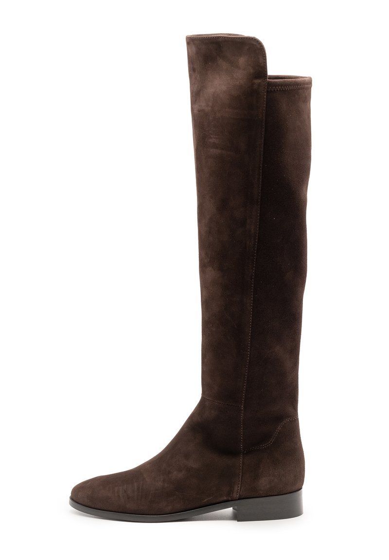 Stivali sopra il ginocchio in camoscio marrone con suola piatta, caratterizzati da una texture liscia e punta arrotondata. Dettagli di cuciture minime.