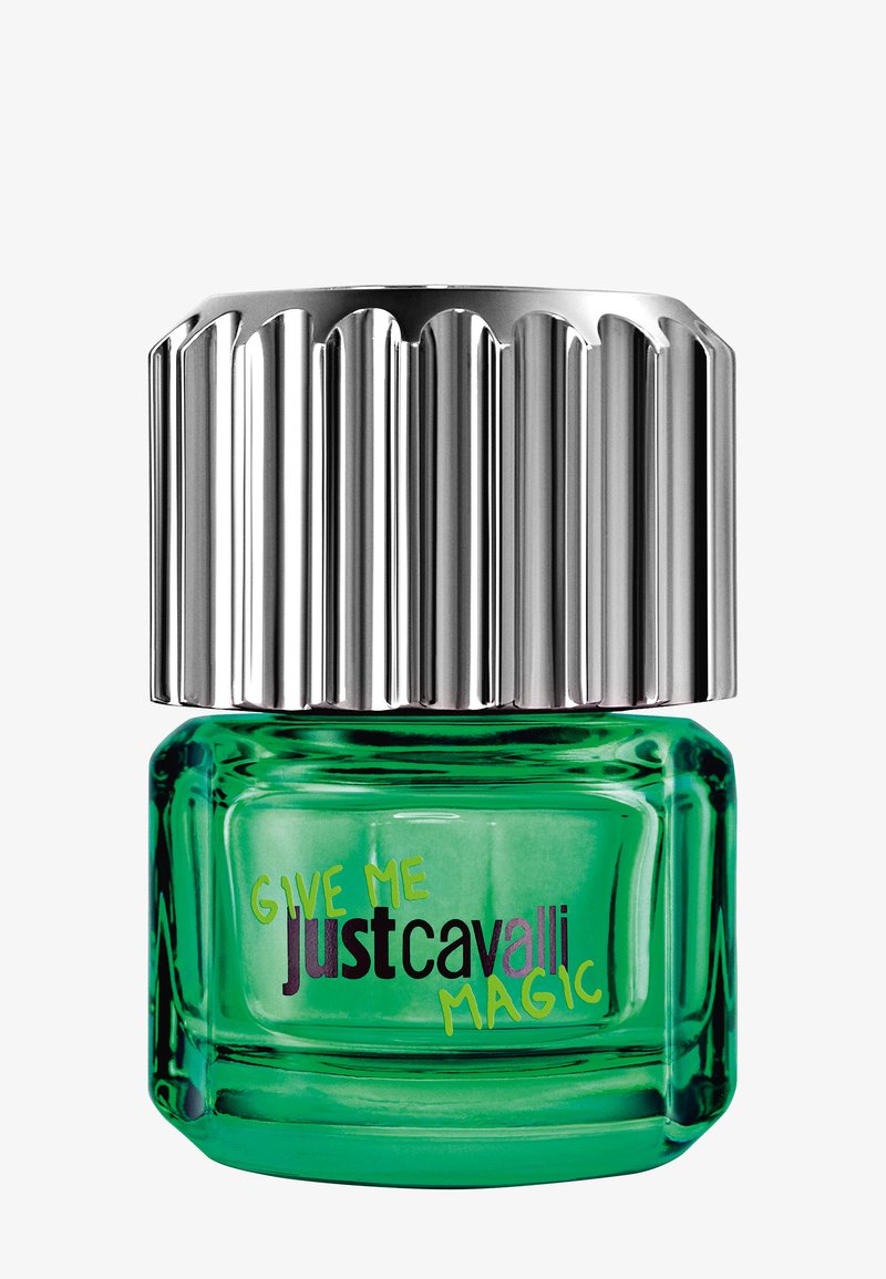 Flacon de parfum en verre vert avec un grand bouchon argenté rainuré et l'inscription "Give Me Just Cavalli Magic" en texte mêlé jaune, noir et violet sur le devant.