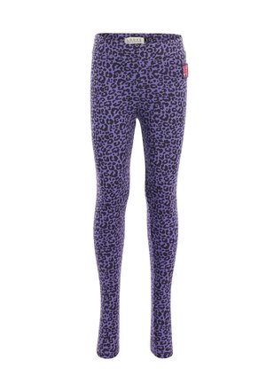 Paarse legging met zwarte luipaardvlekken, volledig lengte, elastische tailleband en een klein roze logopatch aan de bovenste rechterzijde.