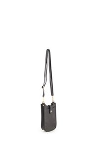 Sort læder crossbody taske med en tekstureret overflade, guldhardware og en enkel snaplukning. Udstyret med en lang, justerbar rem.