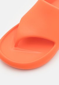 Diesel SA-MAUI X UNISEX - Sandalai su T formos dirželiu - orange