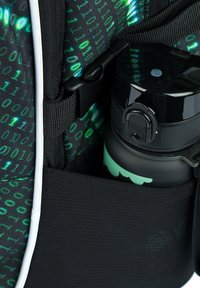 Zaino nero con motivo di codice binario verde, tasca laterale che contiene una bottiglia d'acqua nera e verde menta, spallacci regolabili e chiusura a clip.