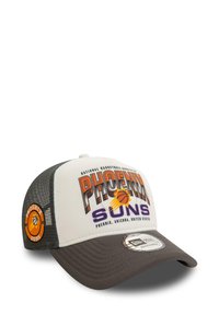 Trucker-Cap mit weißem Frontpanel, grauen Mesh-Seiten und einem gebogenen braunen Schirm. Auffälliges "Phoenix Suns"-Logo in Orange und Lila auf der Vorderseite.
