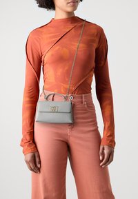 Furla MINI CROSSBODY TOP HANDLE - Rankinė - cenere