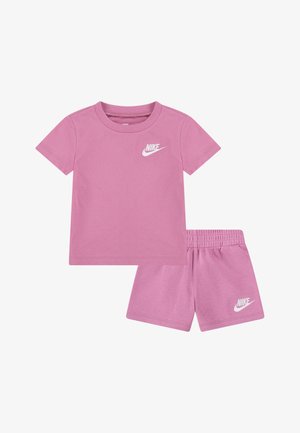 Conjunto de camiseta y pantalones cortos de algodón rosa con un logo blanco de Nike. Diseño sencillo con mangas cortas y cintura elástica en los pantalones cortos.