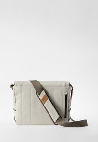 Borsa a spalla in tessuto grigia con una tasca con zip, tracolla regolabile e dettagli in pelle marrone. Forma rettangolare con cuciture orizzontali.