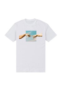 Bílá bavlněná tričko s potiskem dvou rukou, které si navzájem podávají ruku na pozadí modré oblohy. Krátké rukávy, kulatý výstřih.