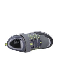 Grauen Sportschuh mit grünen Akzenten, ausgestattet mit einem strukturierten Obermaterial, einem sicheren Klettverschluss und einer robusten Sohle für guten Halt.