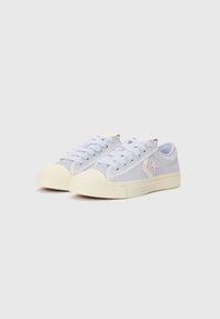 Jasnolawendowe płócienne trampki z różową logo gwiazdki, zaokrąglony nosek, biała gumowa podeszwa i pasujące sznurowadła. Teksturowana cholewka z kontrastującymi akcentami.