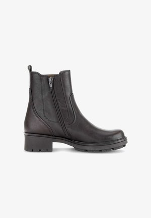 Zwarte leren enkelboot met een zijrits, ronde neus, lage blokhak en een gestructureerde rubberen zool, met subtiele stiksels.