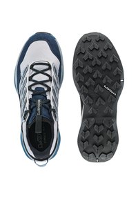 Blauwe en witte sportschoenen met een bovenwerk van mesh en suede, zwarte rubberen buitenzool met multidirectionele profiel, en Lowa-logo op de tong.