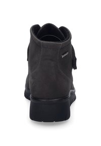 Schwarze Wildleder-Stiefelette mit abgerundeter Form, strukturiertem Finish und Gummisohle. Verfügt über ein Logo-Tag an der Seite und minimalen Nähten.