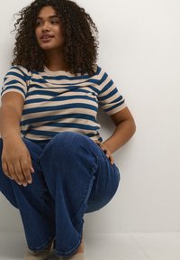 Kaffe Curve MAJI SHORT SLEEVES  - Trükipildiga T-särk - smoke gray legion/blue stripe